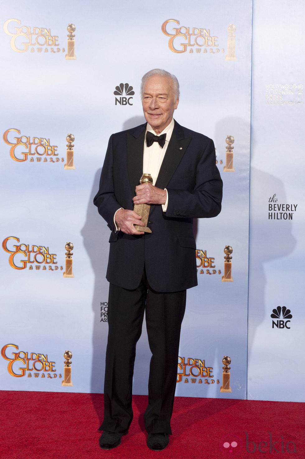 Christopher Plummer posa con su Globo de Oro 2012 como 'Mejor Actor Secundario'