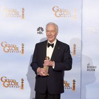 Christopher Plummer posa con su Globo de Oro 2012 como 'Mejor Actor Secundario'