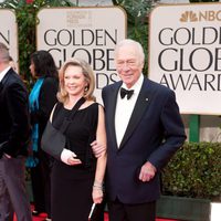 Christopher Plummer y su mujer en la alfombra roja de los Globos de Oro 2012