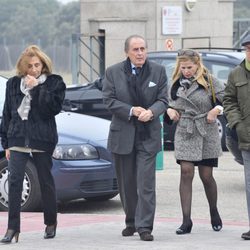 Jaime Peñafiel y Carmen Alonso en el tanatorio donde se encuentra Ramón Rato