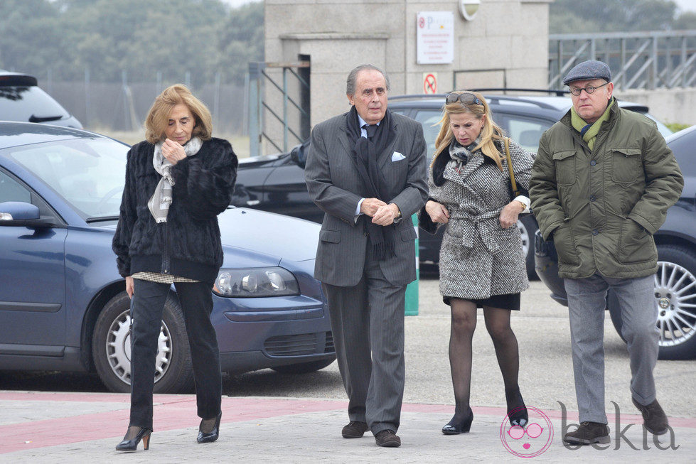 Jaime Peñafiel y Carmen Alonso en el tanatorio donde se encuentra Ramón Rato