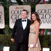 El actor Eric Stonestreet y su pareja, Katherine Tokarz en la alfombra roja de los Globos de Oro 2012