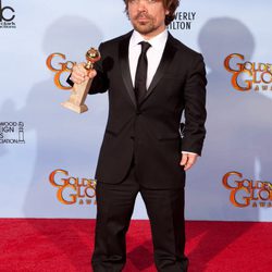 Peter Dinklage posa con su Globo de Oro 2012