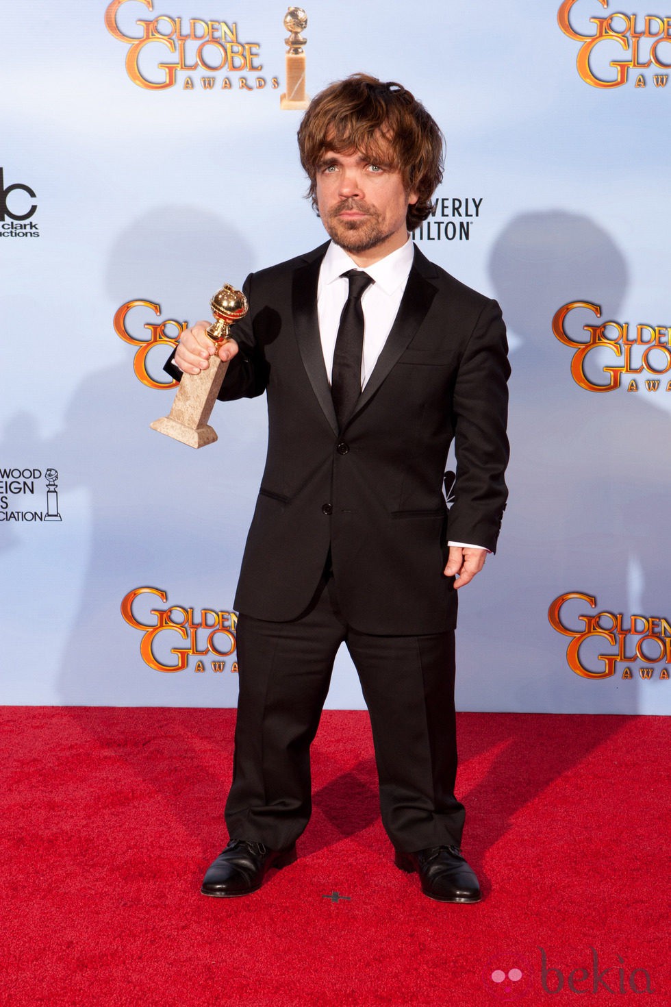 Peter Dinklage posa con su Globo de Oro 2012