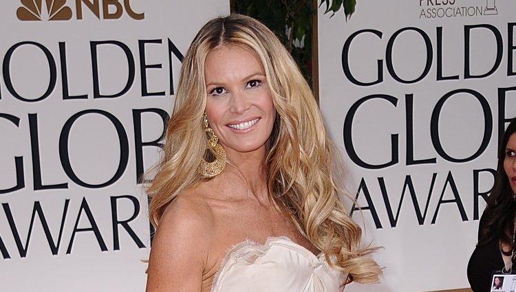 Elle Macpherson en la alfombra roja de los Globos de Oro 2012