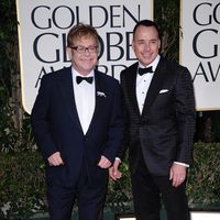 Elton John y David Furnish en la alfombra roja de los Globos de Oro 2012