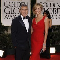 George Clooney y Stacy Kleiber en la alfombra roja de los Globos de Oro 2012