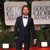 Gerard Butler en la alfombra roja de los Globos de Oro 2012