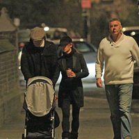 Penélope Cruz y Javier Bardem pasean con su hijo Leo en Londres