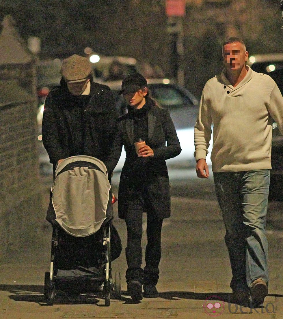 Penélope Cruz y Javier Bardem pasean con su hijo Leo en Londres