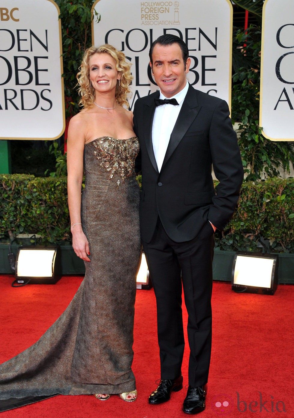 Jean Dujardin y Alexandra Lamy en la alfombra roja de los Globos de Oro 2012