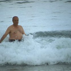 Manuel Fraga bañándose en el mar