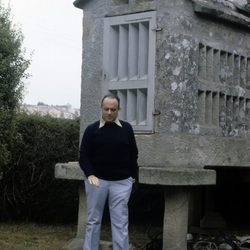 Manuel Fraga posa junto a un hórreo gallego