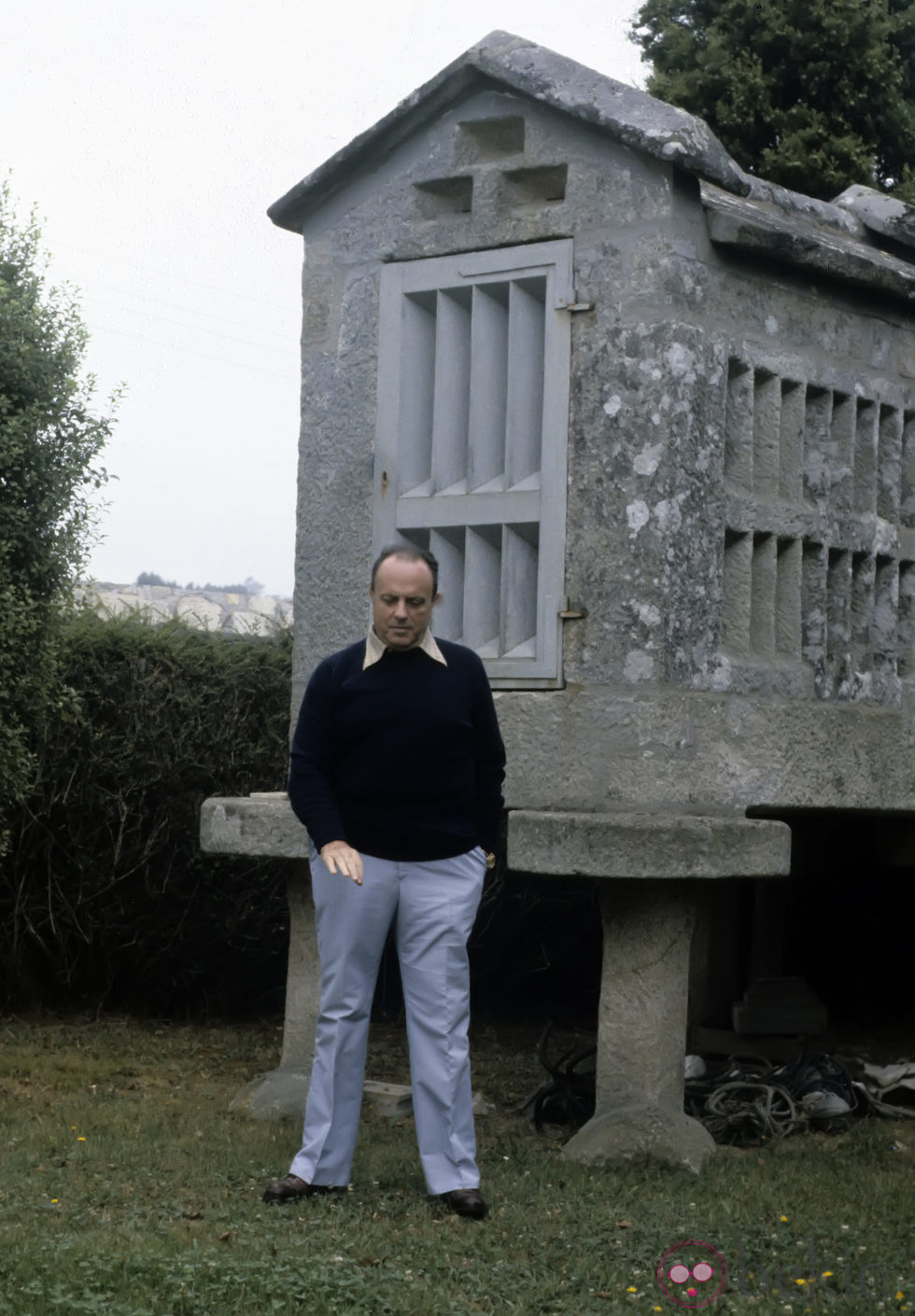 Manuel Fraga posa junto a un hórreo gallego