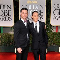 Joseph Gordon Levitt y Will Reiser en la alfombra roja de los Globos de Oro 2012