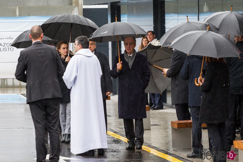 Francisco Millán Mon en el funeral de su mujer, Mercedes Rajoy