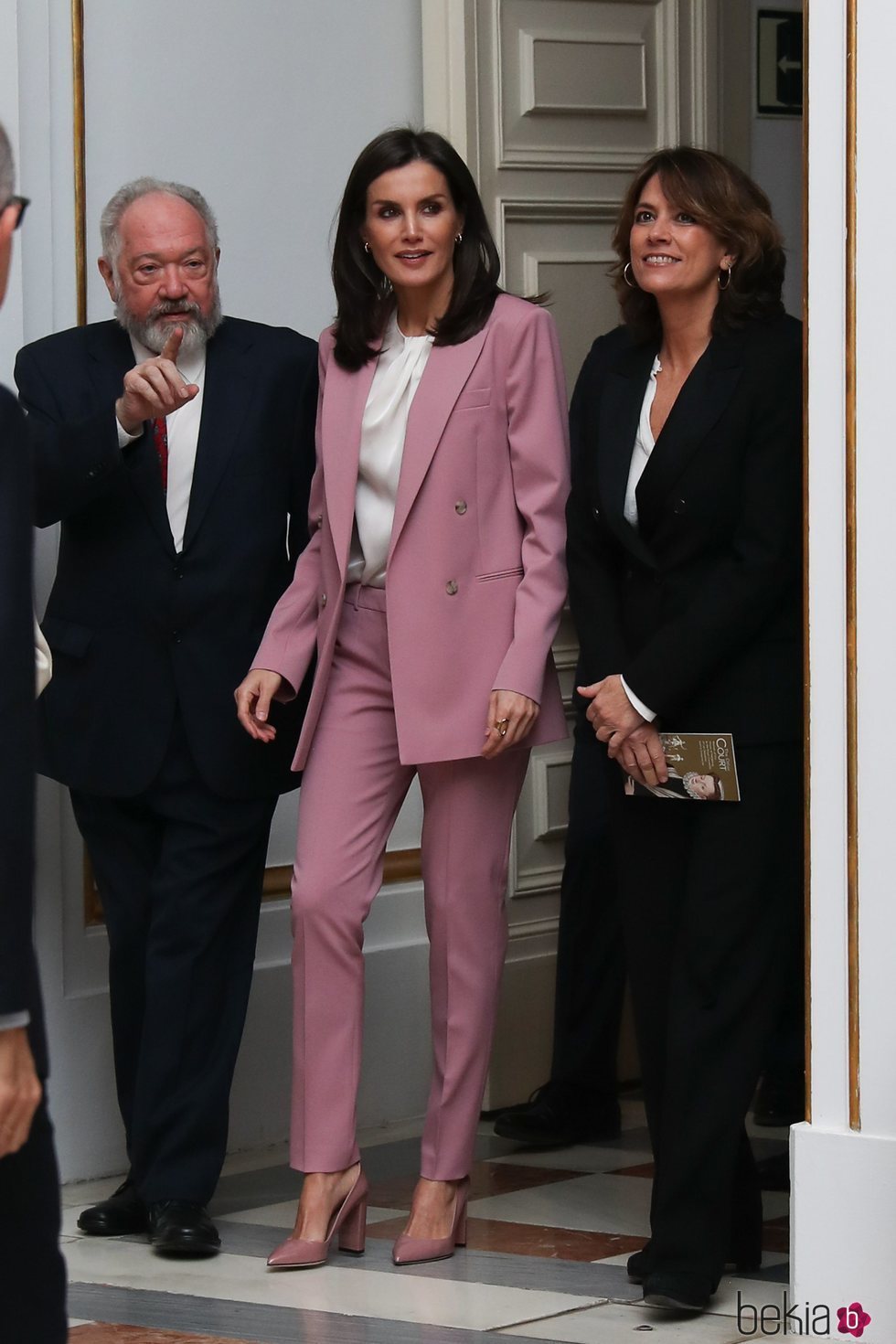 La Reina Letizia cerrando su agenda oficial de 2019 visitando una exposición en el Palacio Real