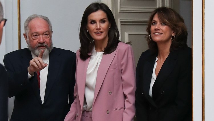 La Reina Letizia cerrando su agenda oficial de 2019 visitando una exposición en el Palacio Real