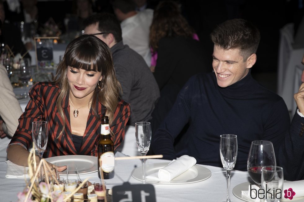 Aitana Ocaña y Miguel Bernardeau sonrientes durante los Premios MIM 2019