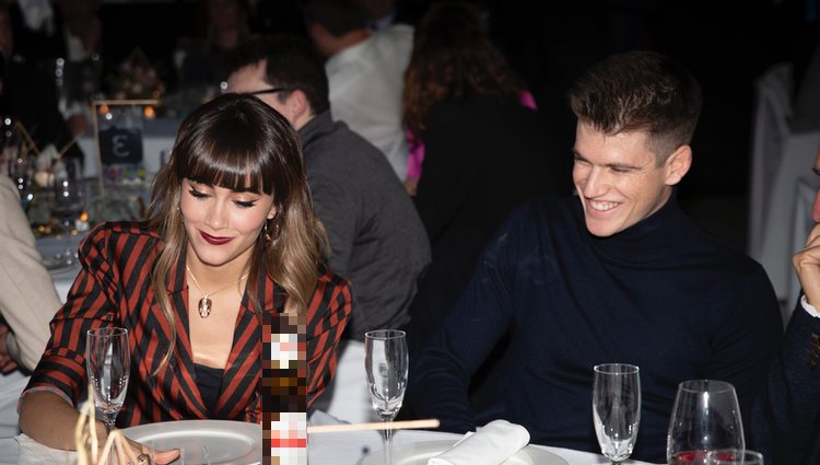 Aitana Ocaña y Miguel Bernardeau sonrientes durante los Premios MIM 2019