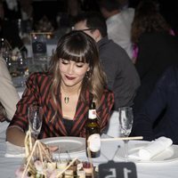 Aitana Ocaña y Miguel Bernardeau sonrientes durante los Premios MIM 2019