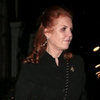 Sarah Ferguson acudiendo a la fiesta de compromiso de su hija la Princesa Beatriz de York y Edoardo Mapelli