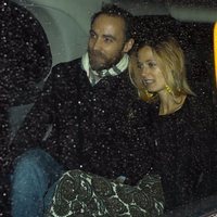 James Middleton y Alizee Thevenet acudiendo a la fiesta de compromiso de la Princesa Beatriz de York y Edoardo Mapelli