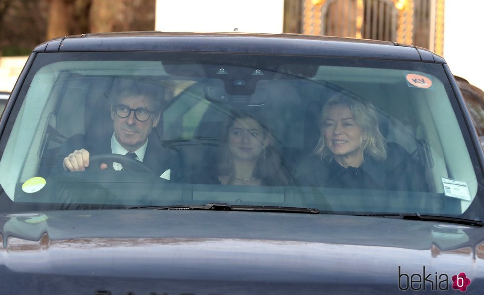 Lady Helen Taylor y Timothy Taylor con su hija Estella Taylor en el almuerzo prenavideño 2019 en Buckingham Palace