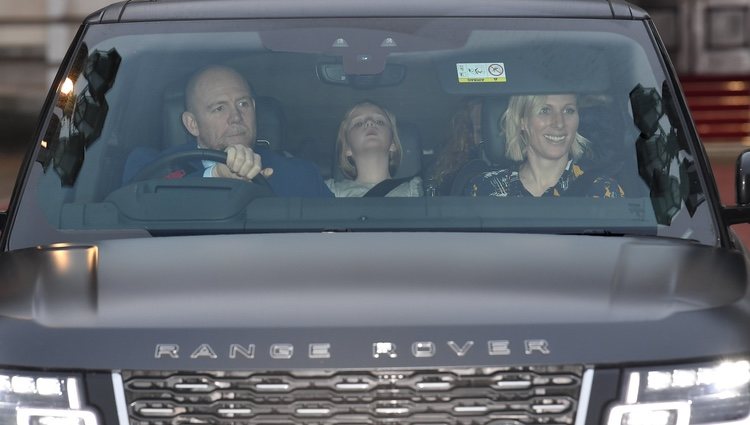 Zara Phillips y Mike Tindall con su hija Mia Tindall en el almuerzo prenavideño 2019 en Buckingham Palace