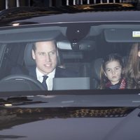 El Príncipe Guillermo, Kate Middleton y la Princesa Carlota en el almuerzo prenavideño 2019 en Buckingham Palace