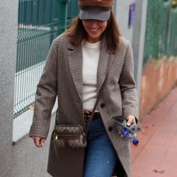 Paula Echevarría llegando sonriente al colegio e su hija