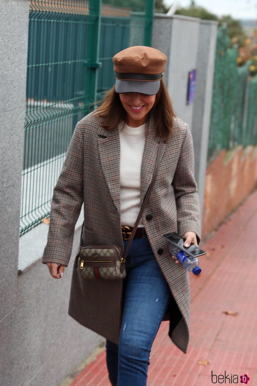 Paula Echevarría llegando sonriente al colegio e su hija