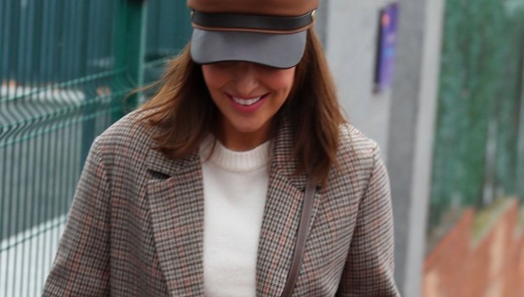 Paula Echevarría llegando sonriente al colegio e su hija