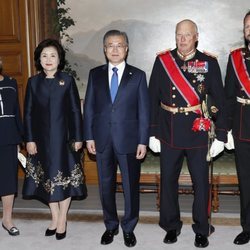 Harald de Noruega, Haakon de Noruega y Astrid de Noruega con el Presidente de Corea del Sur y su esposa