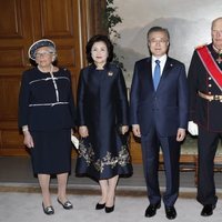 Harald de Noruega, Haakon de Noruega y Astrid de Noruega con el Presidente de Corea del Sur y su esposa