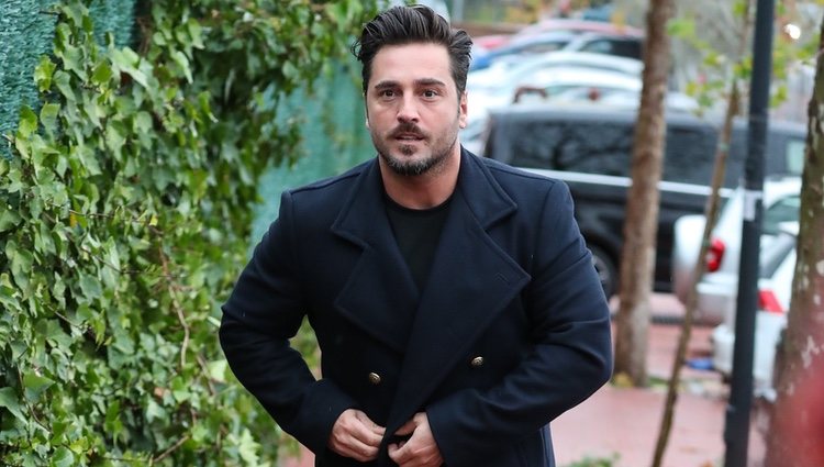 David Bustamante llegando al colegio de su hija