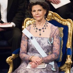 Silvia de Suecia con el conjunto de zafiros Leuchtenberg en la ceremonia de los Premios Nobel 2012