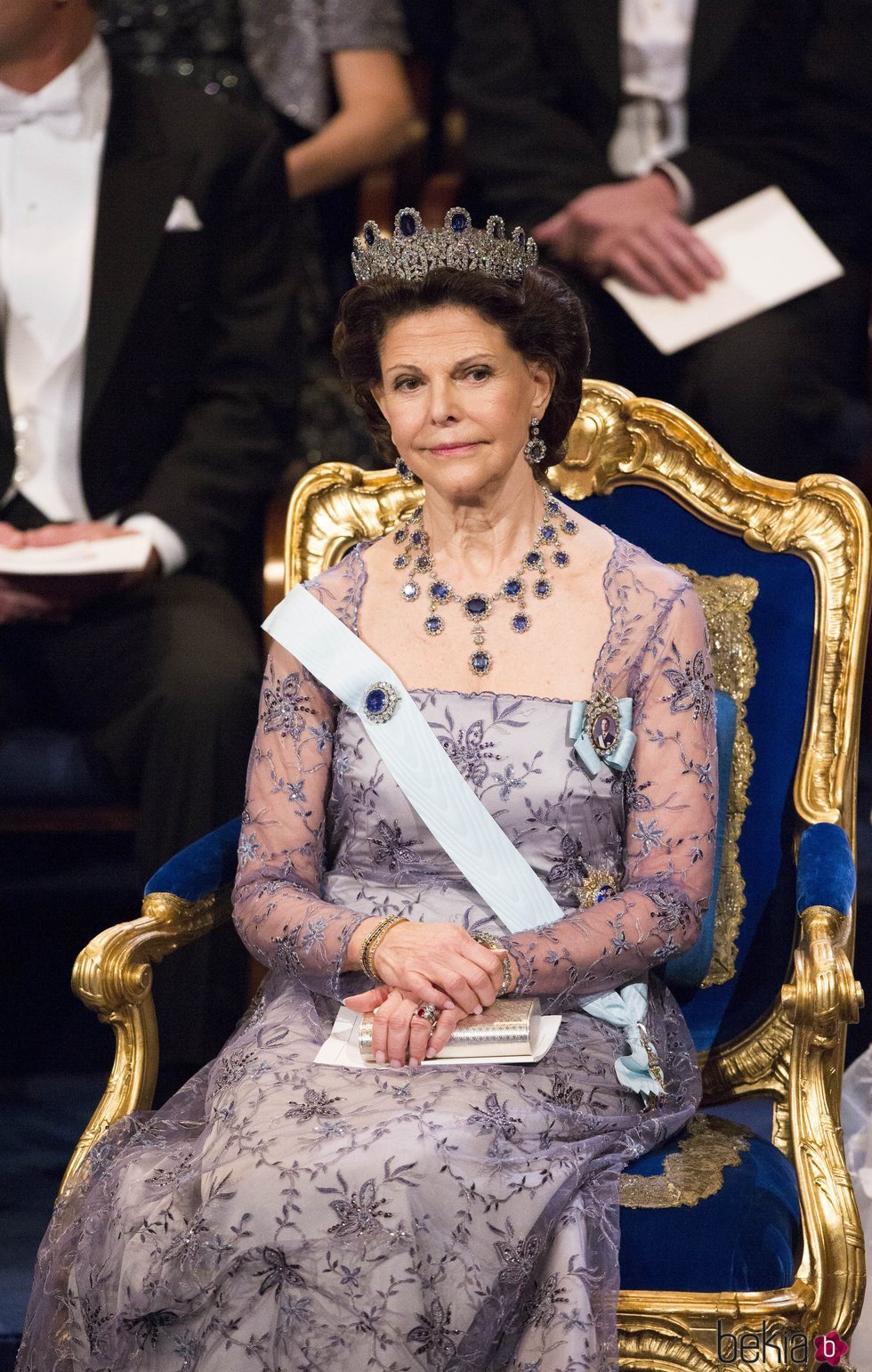 Silvia de Suecia con el conjunto de zafiros Leuchtenberg en la ceremonia de los Premios Nobel 2012