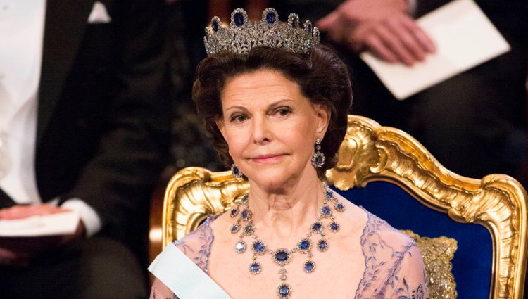 Silvia de Suecia con el conjunto de zafiros Leuchtenberg en la ceremonia de los Premios Nobel 2012