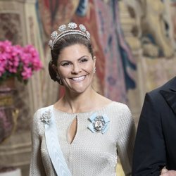 Victoria de Suecia posa muy sonriente con la Tiara de los Seis Botones