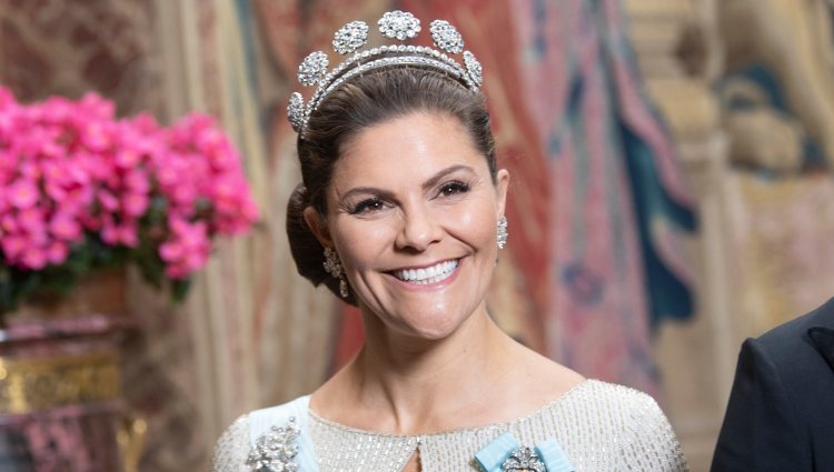 Victoria de Suecia posa muy sonriente con la Tiara de los Seis Botones