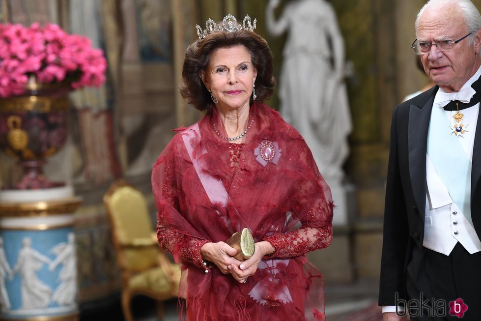 La Reina Silvia de Suecia con la Tiara Connaught durante una recepción