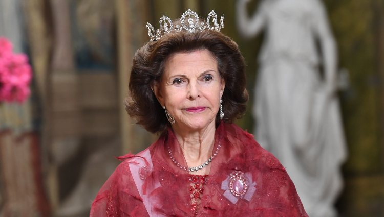 La Reina Silvia de Suecia con la Tiara Connaught durante una recepción