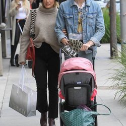 Hilary Duff y su marido Matthew Koma paseando por Los Ángeles con su hija