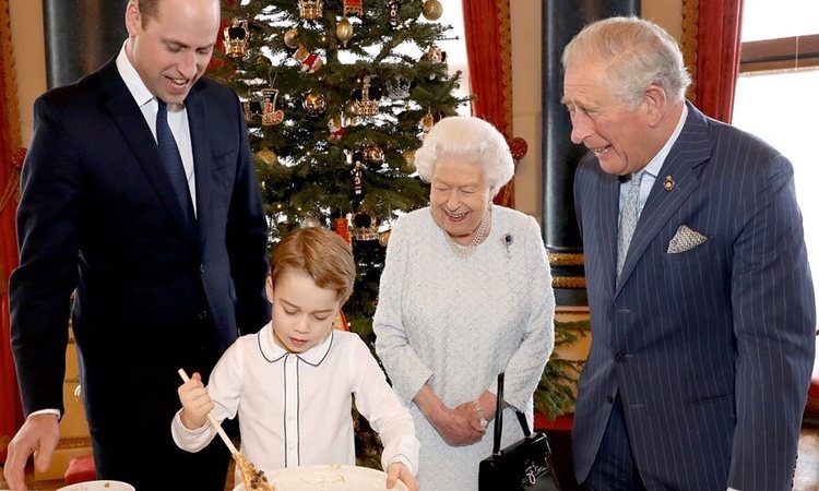 La Reina Isabel, el Príncipe Carlos y el Príncipe Guillermo miran cómo cocina el Príncipe Jorge