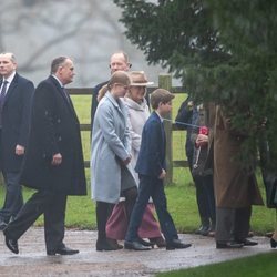 La Condesa de Wessex junto a sus hijos, Lady Louise y James Mountbatten-Windsor acudiendo a misa