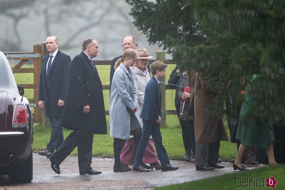 La Condesa de Wessex junto a sus hijos, Lady Louise y James Mountbatten-Windsor acudiendo a misa