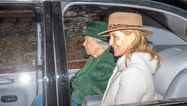 La Reina Isabel II junto a la Condesa de Wessex acudiendo a misa