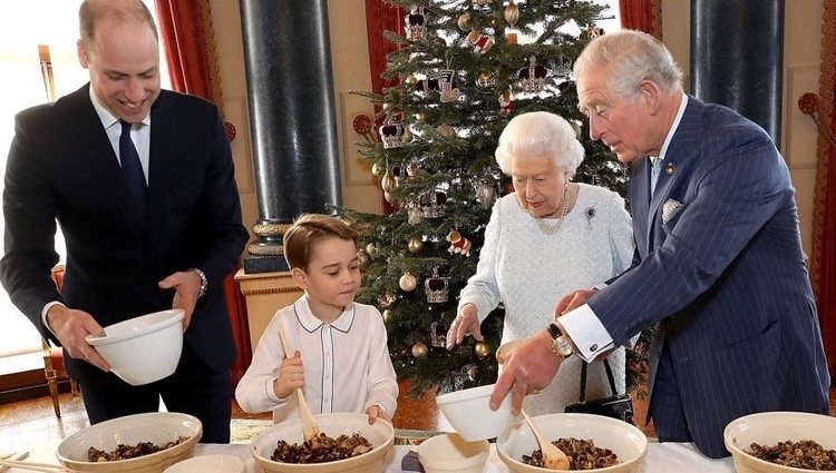 La Reina Isabel, el Príncipe Carlos y el Príncipe Guillermo ayudan al Príncipe Jorge a cocinar