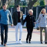 Iñaki Urdangarin paseando con Pablo Urdangarin, la Infanta Cristina y Claire Liebaert por Vitoria